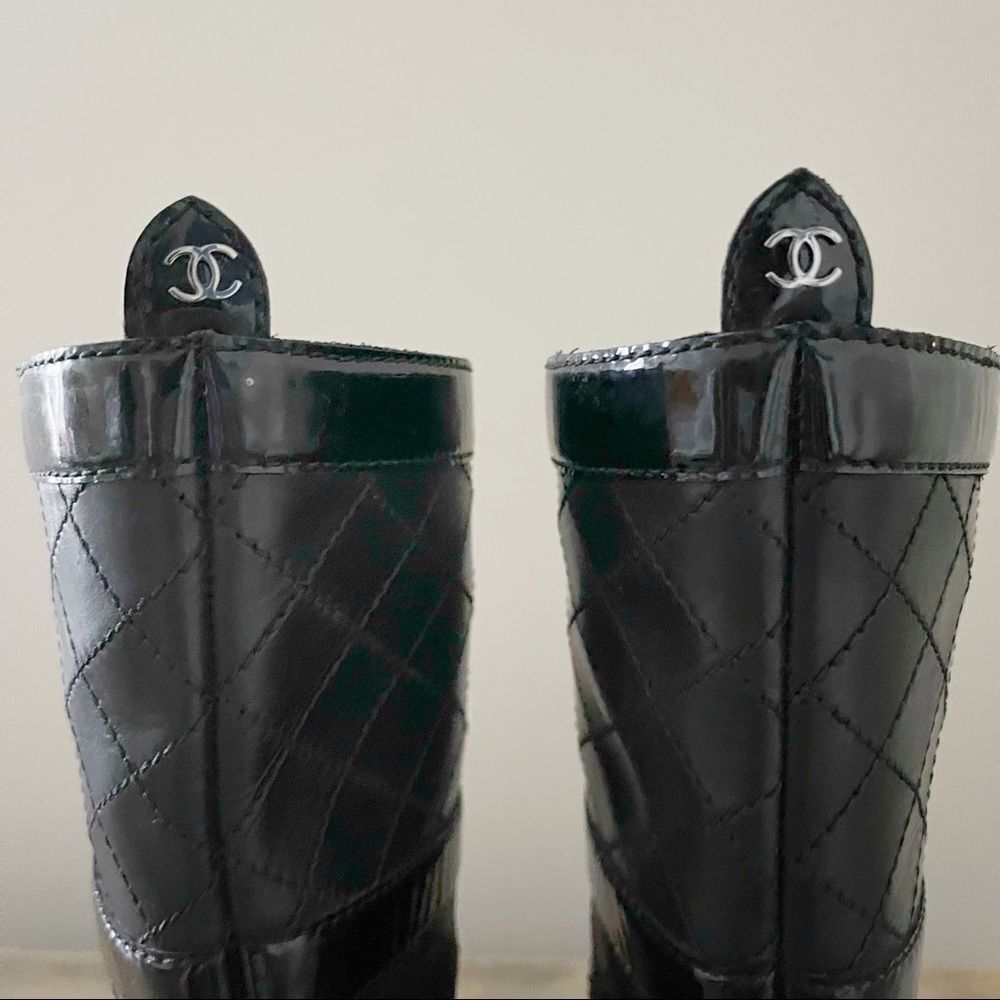 CHANEL black quilted Pull on Patent Leather boots - Picture 7 of 13